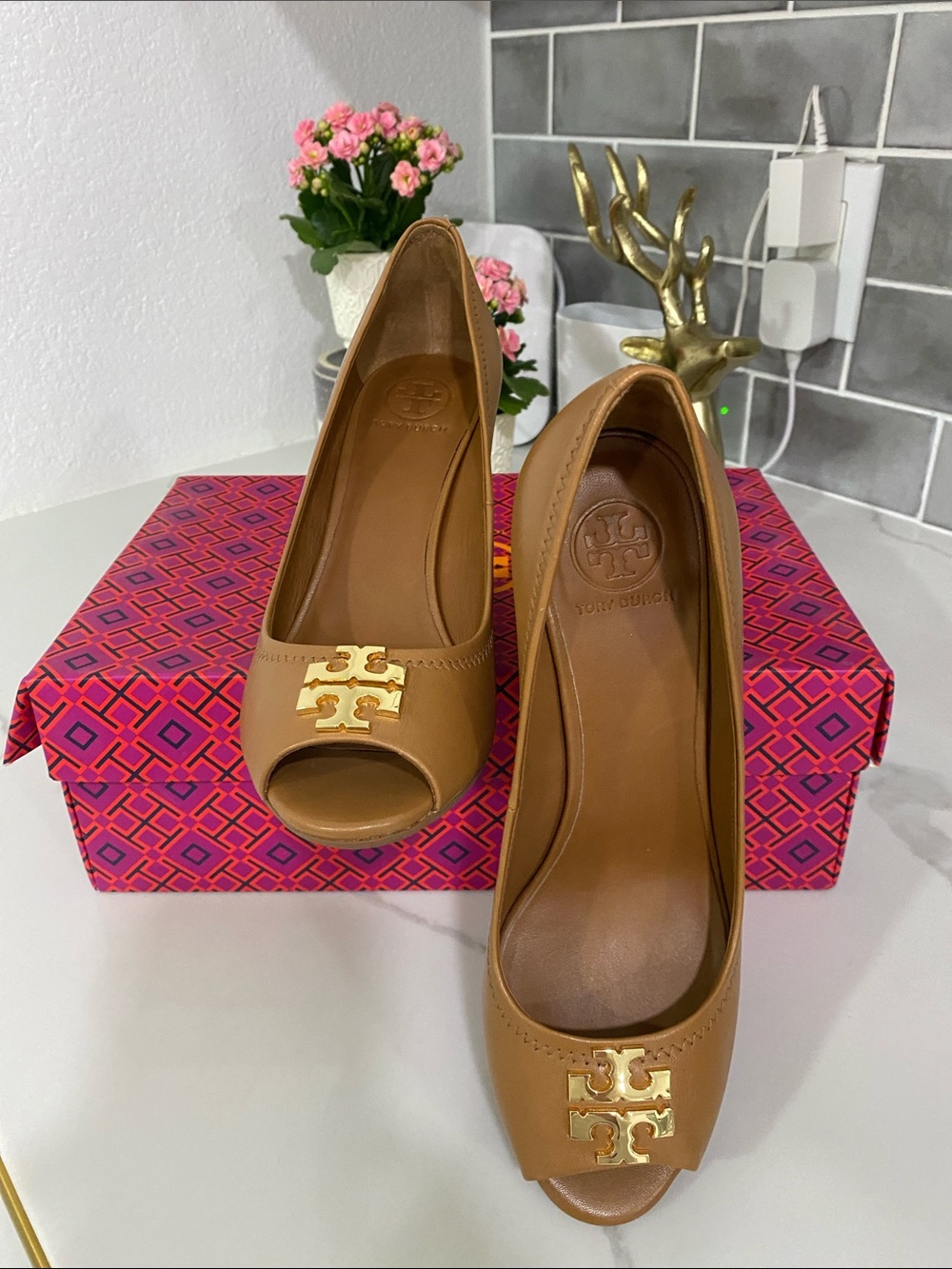 Tory Burch Tan Leather Peep-Toe Pumps with Gold Logo - Picture 5 of 6